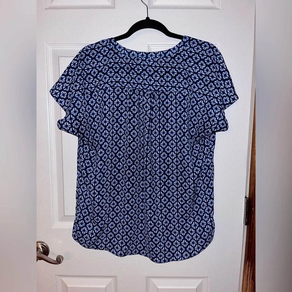 Banana Republic Blue and White Short Sleeve Patterned Blouse Large - Picture 4 of 4